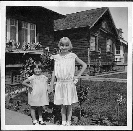 House_Front_Close_Girls